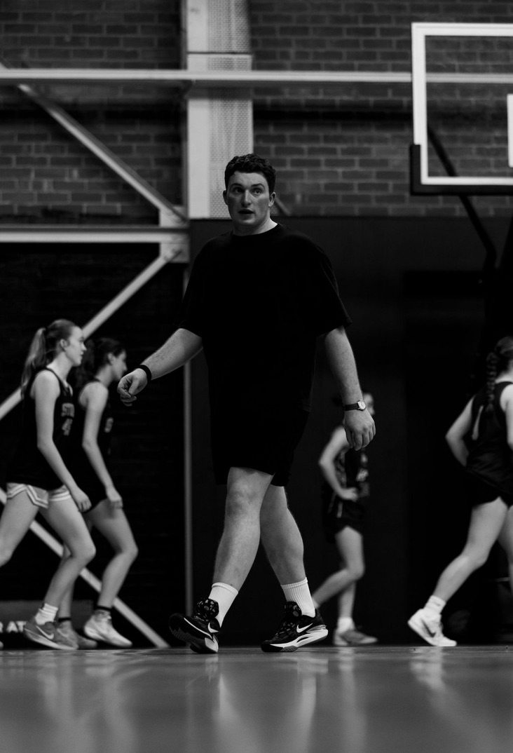 Jono Hansford coaching on court